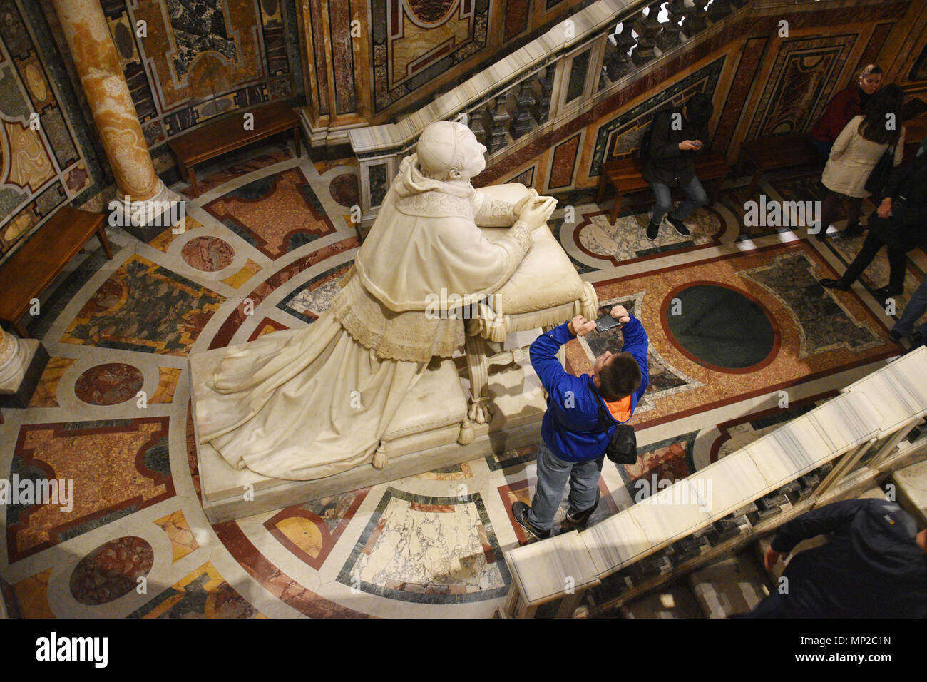 Tourist prende una foto della statua di Papa Pio IX nella preghiera da Ignazio Jacometti (1880) nella cripta sopra la tomba di San Girolamo nella Basilica di Foto Stock