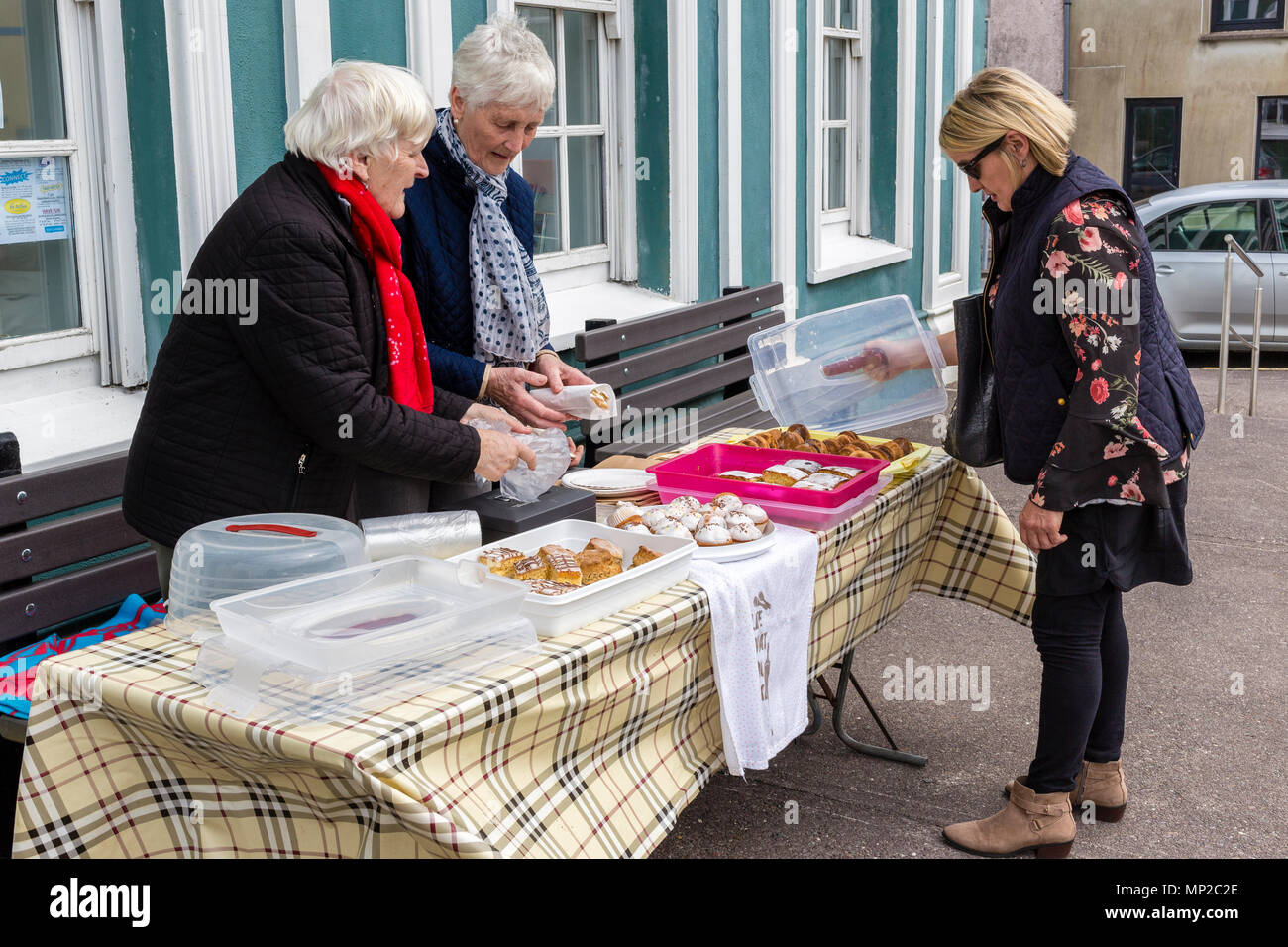 Le donne anziane la vendita di torte fatte in casa a stallo torta Cahersiveen Contea di Kerry, Irlanda Foto Stock