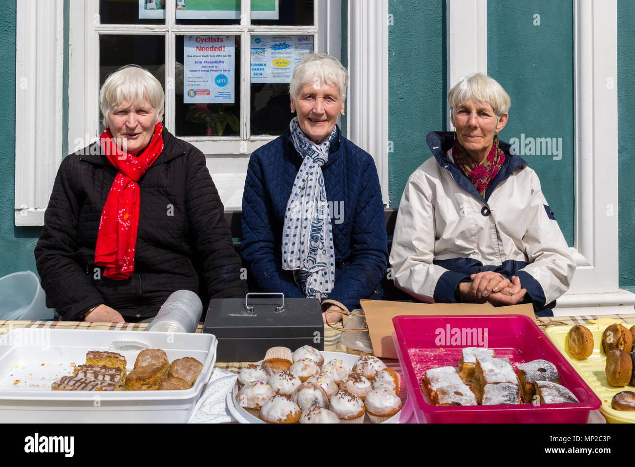 Le donne anziane la vendita di torte fatte in casa a stallo torta Cahersiveen Contea di Kerry, Irlanda Foto Stock