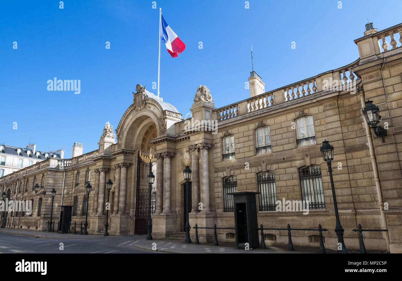 Vista del cancello di ingresso dell'Elysee Palace da Rue du Faubourg Saint-Honore. Elysee Palace - residenza ufficiale del Presidente della Repubblica francese s Foto Stock