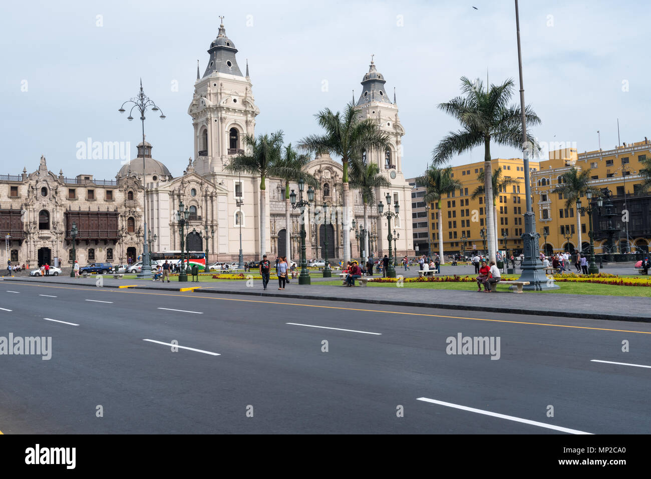 Lima, Perù--Aprile 12, 2018. Un colpo diagonale da tutta la strada della Cattedrale di Lima nel vivace Plaza Mayor nel centro di Lima, Perù. Foto Stock