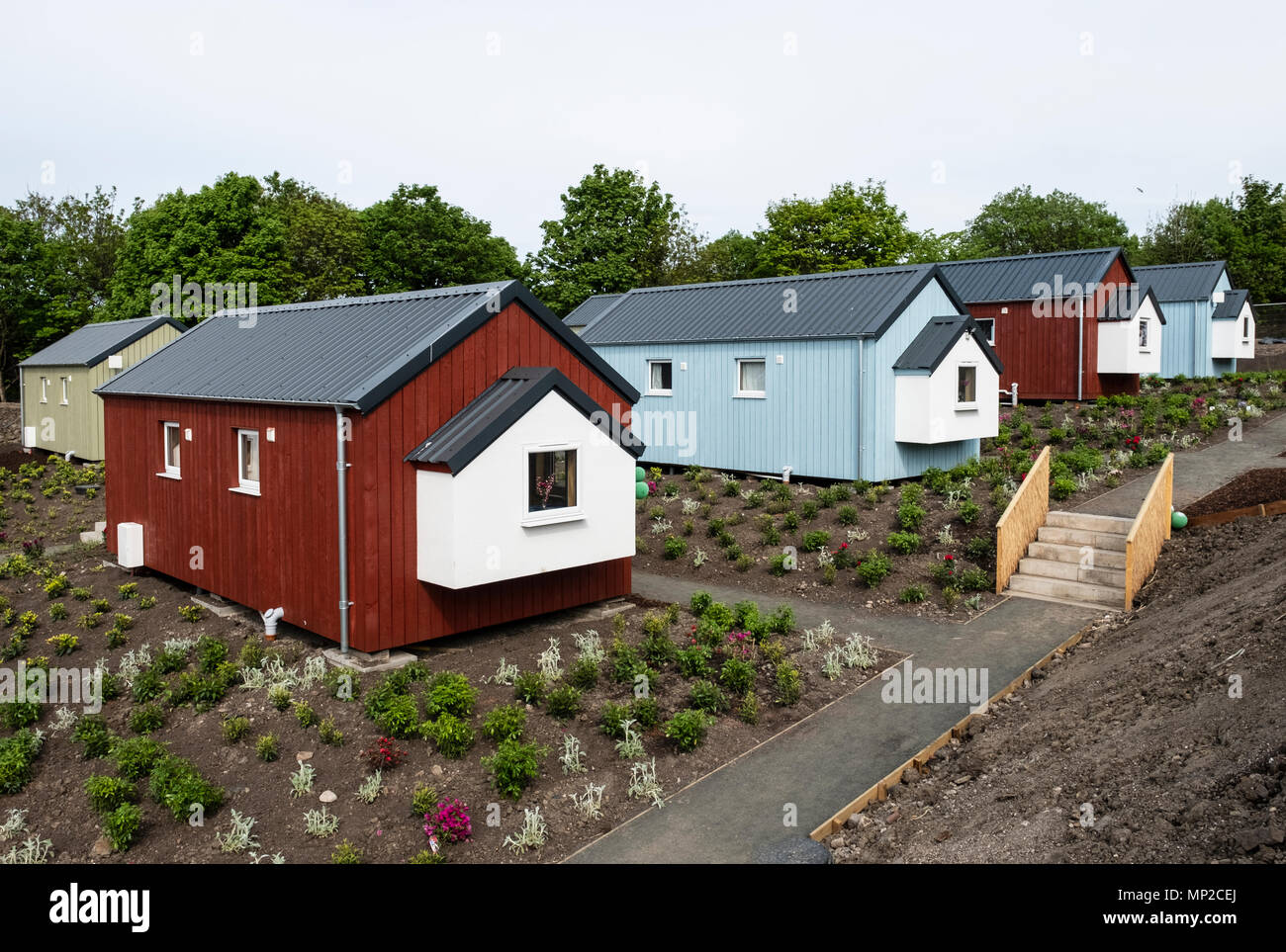 Vista del nuovo case di legno al morso sociale villaggio in Granton costruito dal morso sociale organizzazione per i senzatetto, Edimburgo, Scozia, Regno Kin Foto Stock