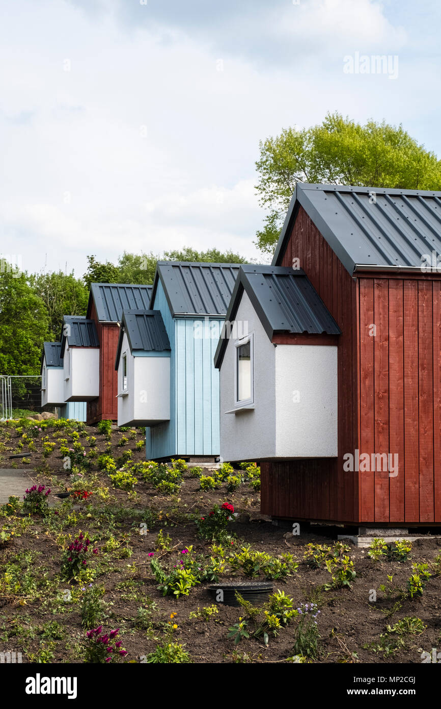 Vista del nuovo case di legno al morso sociale villaggio in Granton costruito dal morso sociale organizzazione per i senzatetto, Edimburgo, Scozia, Regno Kin Foto Stock