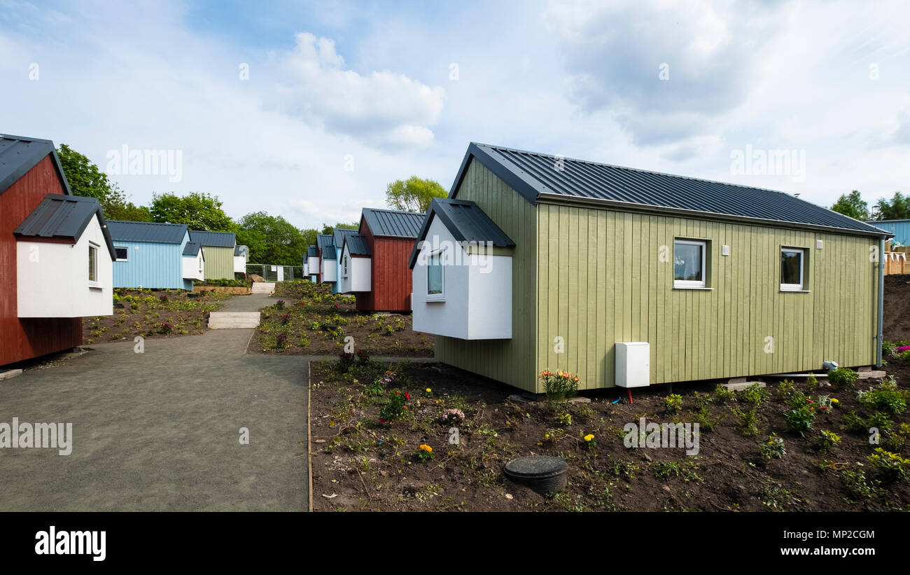 Vista del nuovo case di legno al morso sociale villaggio in Granton costruito dal morso sociale organizzazione per i senzatetto, Edimburgo, Scozia, Regno Kin Foto Stock