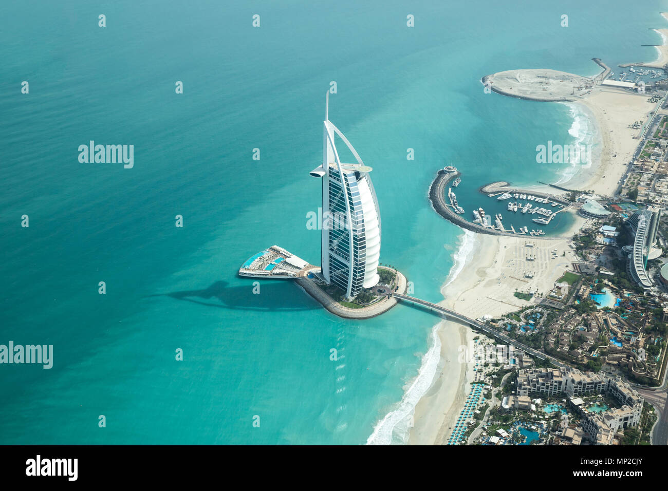 Dubai, Emirati Arabi Uniti - 18 Maggio 2018: vista aerea del Burj Al Arab Hotel di lusso sulla costa del golfo persico in una limpida giornata di sole. Foto Stock