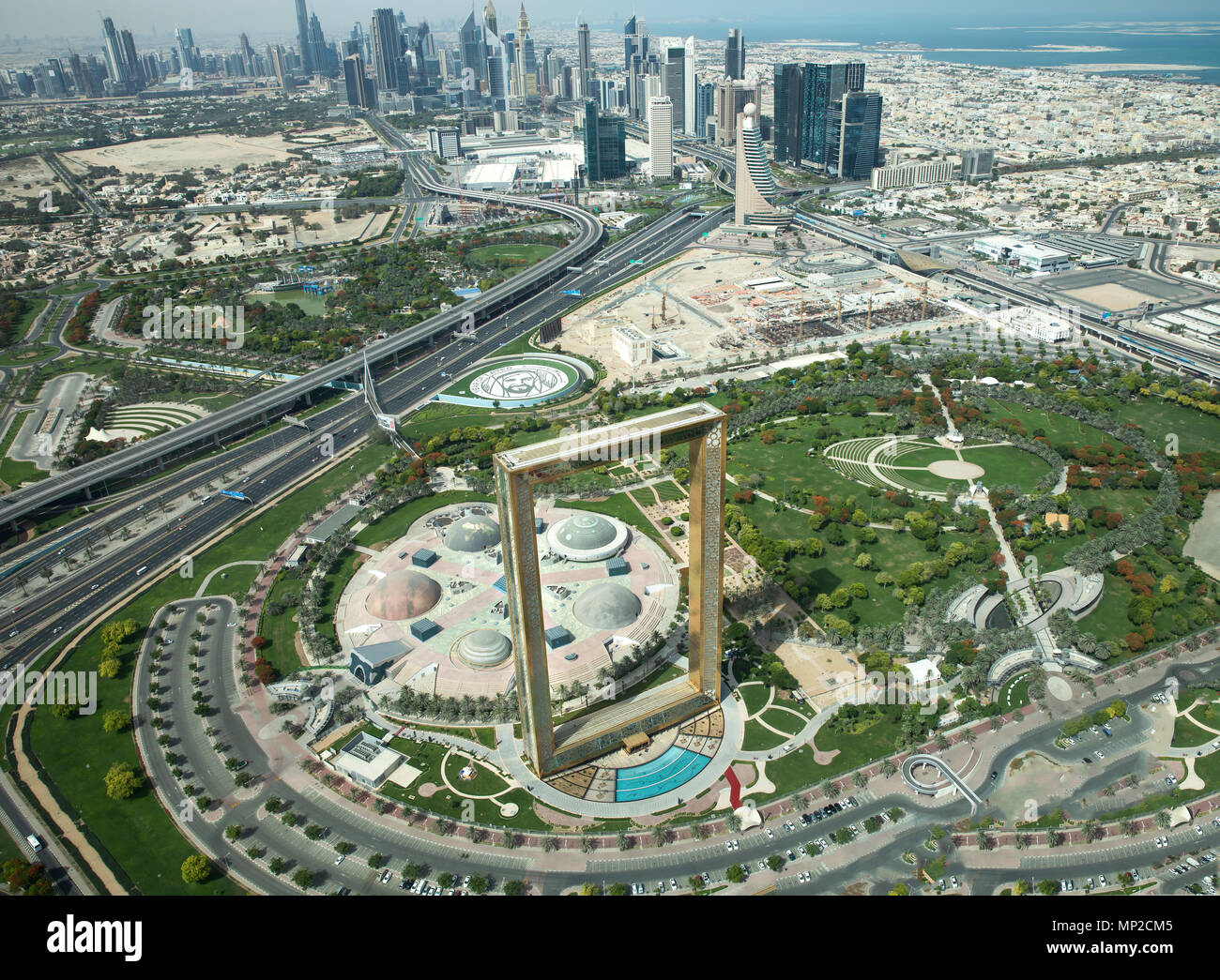 Dubai, Emirati Arabi Uniti - 18 Maggio 2018: Golden Dubai telaio visto dal di sopra in una giornata di sole sullo sfondo del centro cittadino di Dubai. Foto Stock
