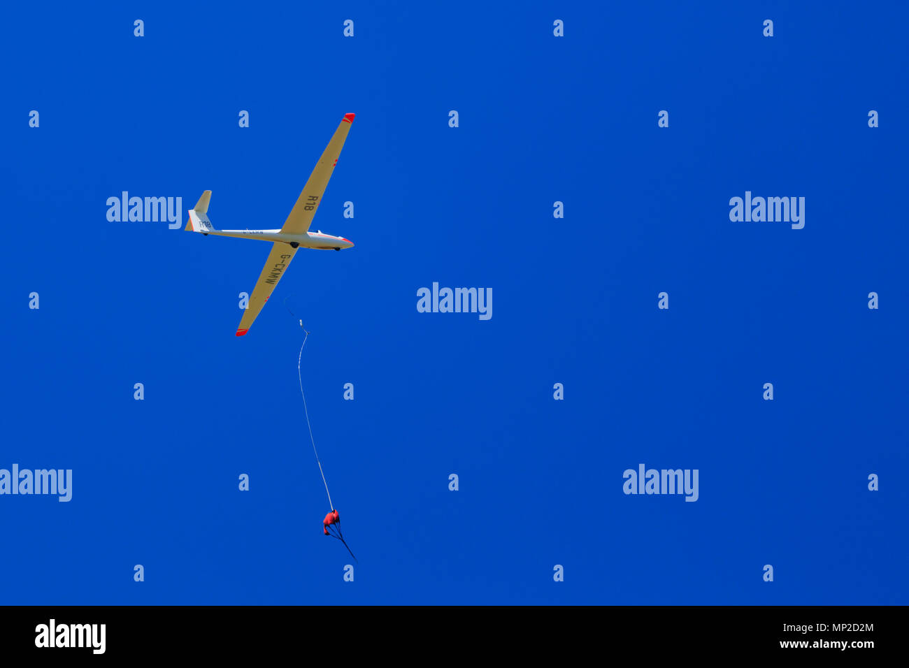 Alexander Schleicher ASK21 parapendio della Royal Air Force di scorrevolezza e di soaring Association, RAFGSA, rilasciando da un verricello di lancio in un cielo blu chiaro. Foto Stock
