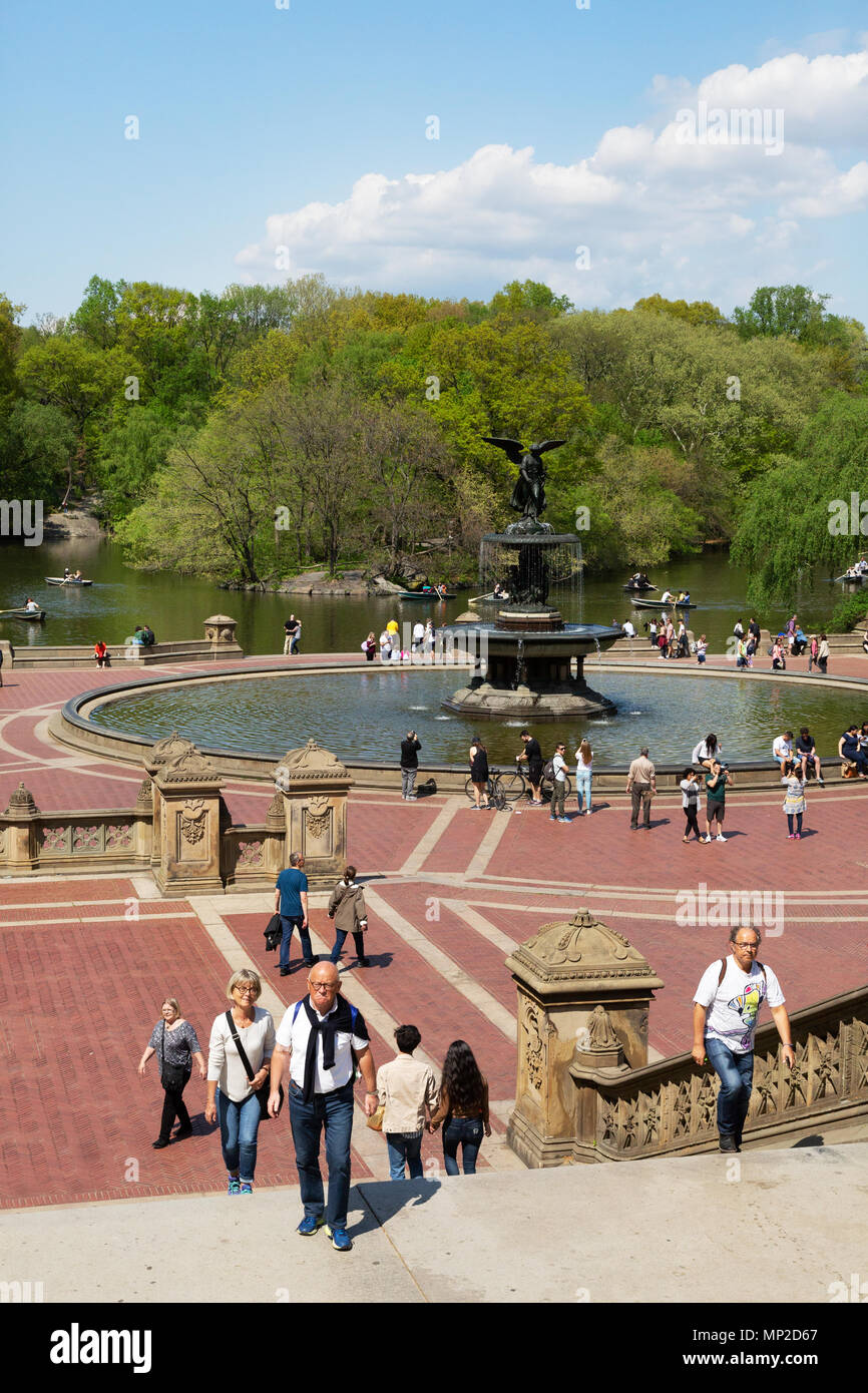 Il Central Park di New York - la fontana e gite in barca sul lago in primavera; Central Park di New York City STATI UNITI D'AMERICA Foto Stock