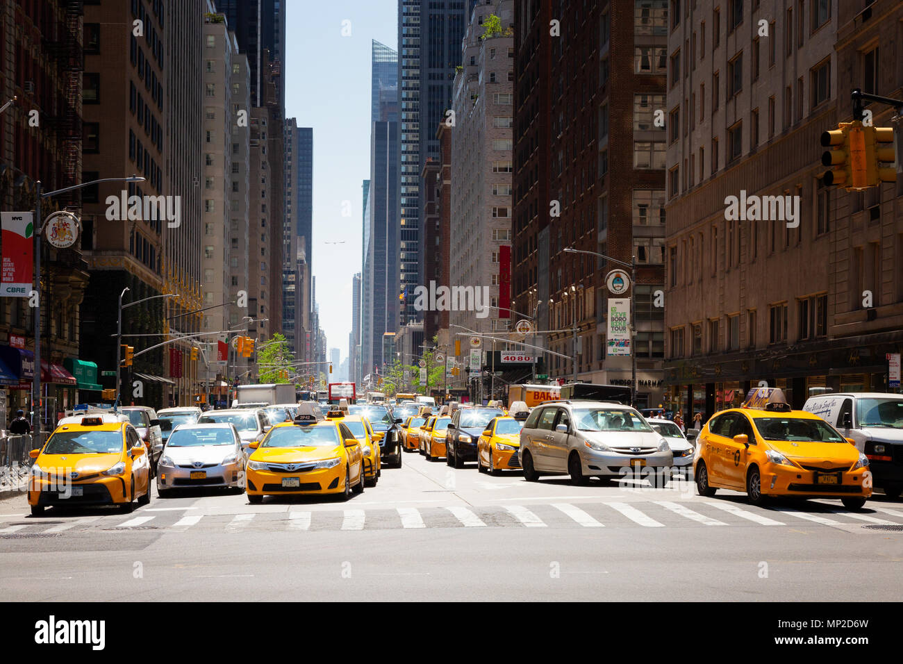 Quinta Avenue New York taxi e il traffico si vede guardando dal Central Park di New York City STATI UNITI D'AMERICA Foto Stock