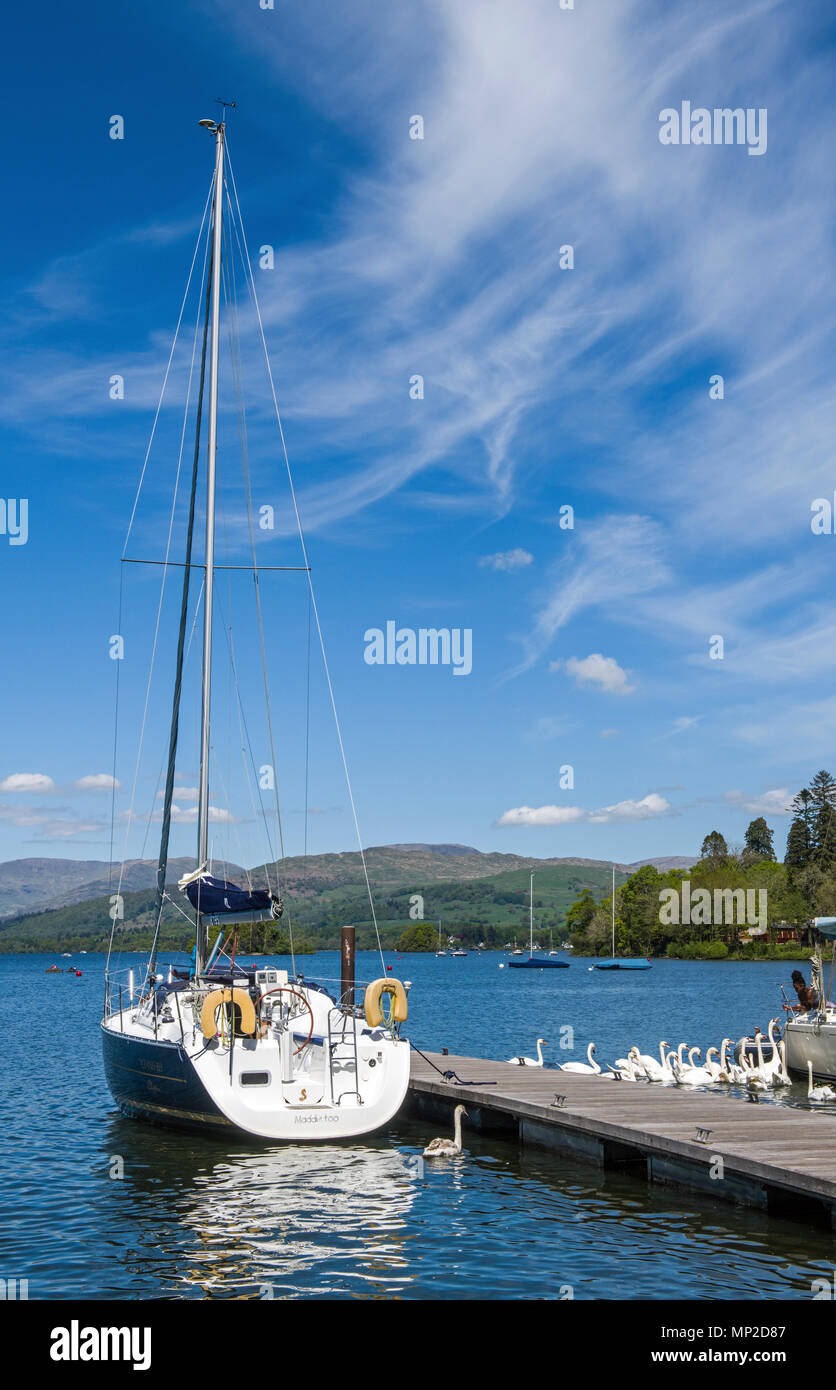 Yacht ormeggiati al molo a Bowness on Windermere, Parco Nazionale del Distretto dei Laghi, Cumbria, Foto Stock