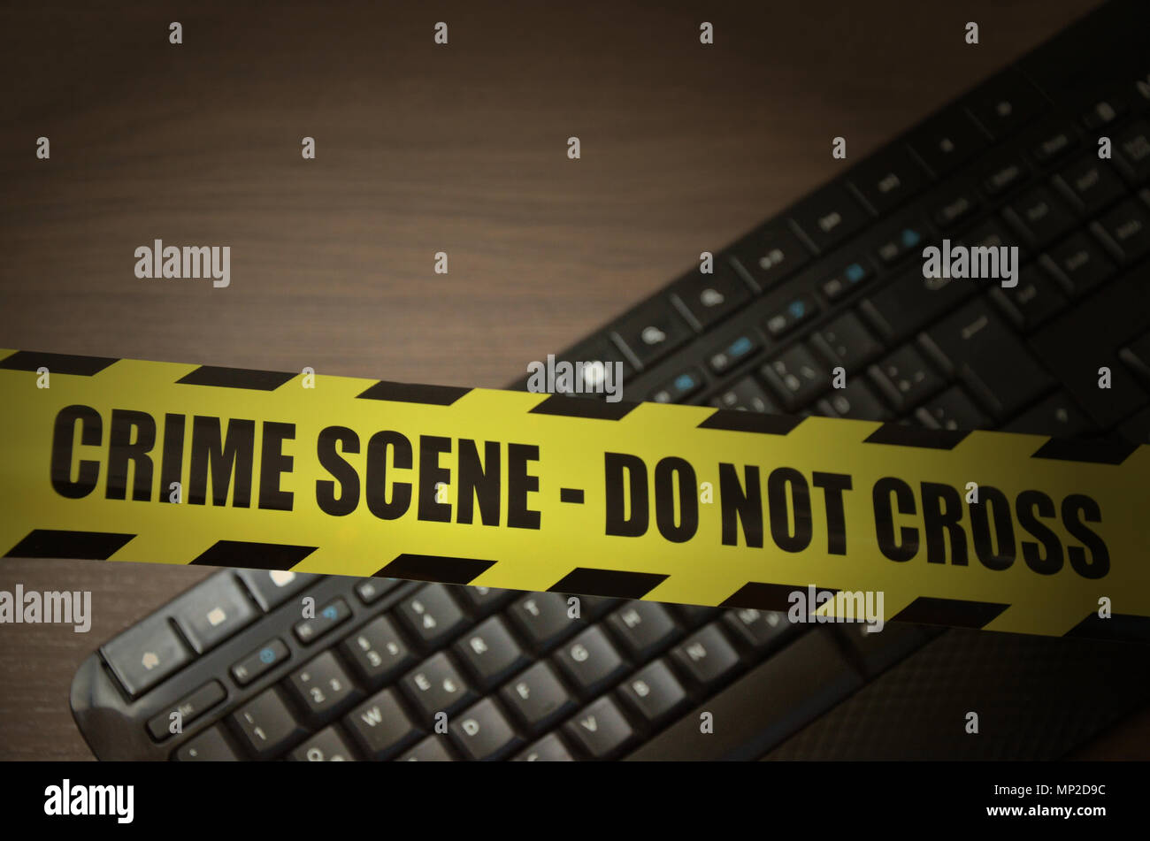 Tastiera del computer con la scena del crimine tape Foto Stock