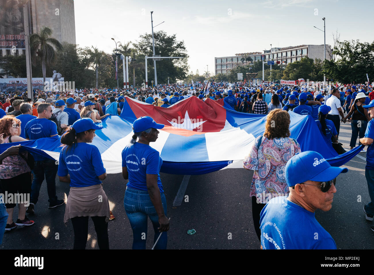 L'Avana, Cuba. 1 maggio 2018 dimostranti nel panorama internazionale del lavoratore del giorno marzo marciare con la bandiera cubana. Caleb Hughes/Alamy Live News Foto Stock