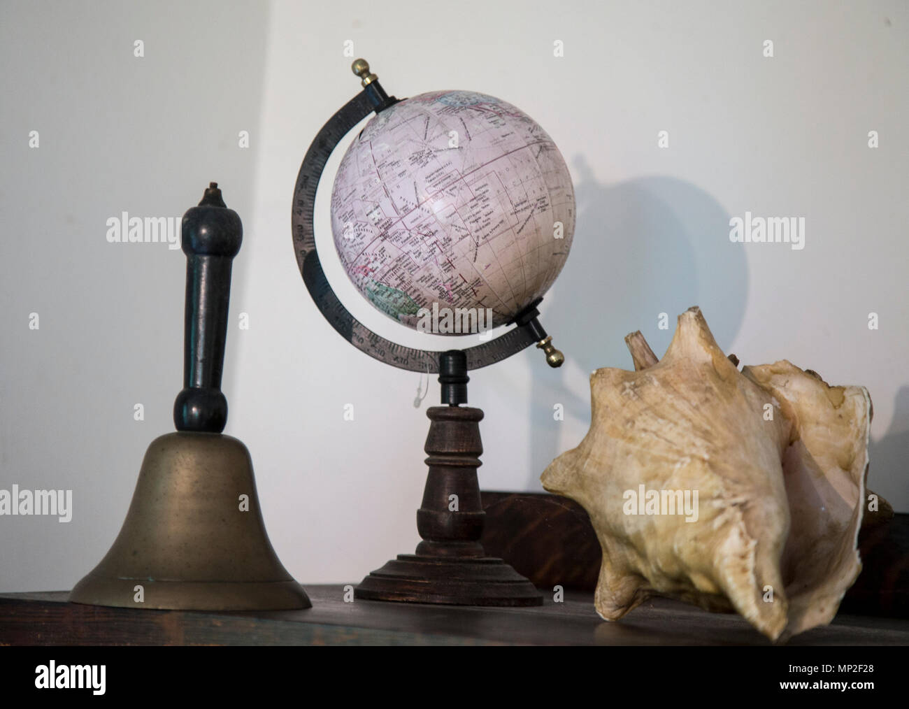 Un campanello scuola e un globo in un edificio del XIX secolo schoolhouse presso il Museo Hopper-Goetschius in New Jersey. Foto Stock