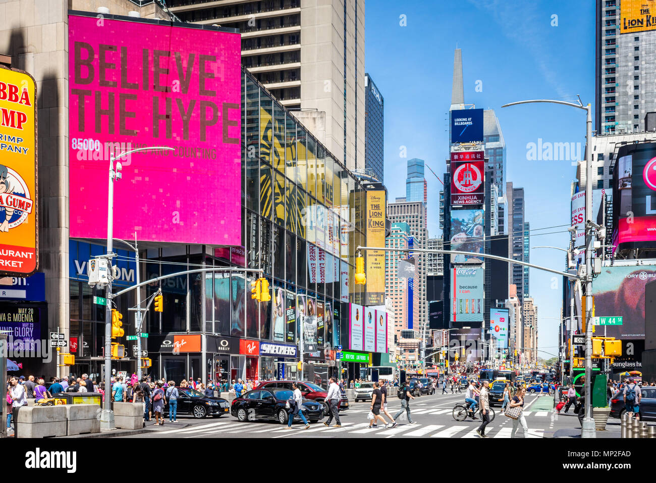 NEW YORK - 2 Maggio 2018: vista di Times Square lungo la 7th avenue. Foto Stock