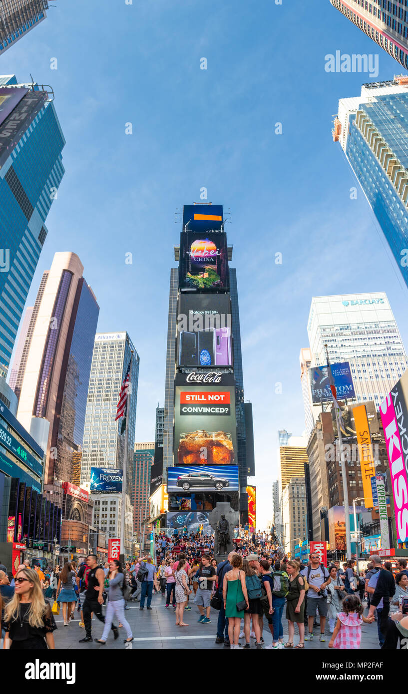 NEW YORK - 2 Maggio 2018: panorama verticale di grattacieli in Times Square. Foto Stock