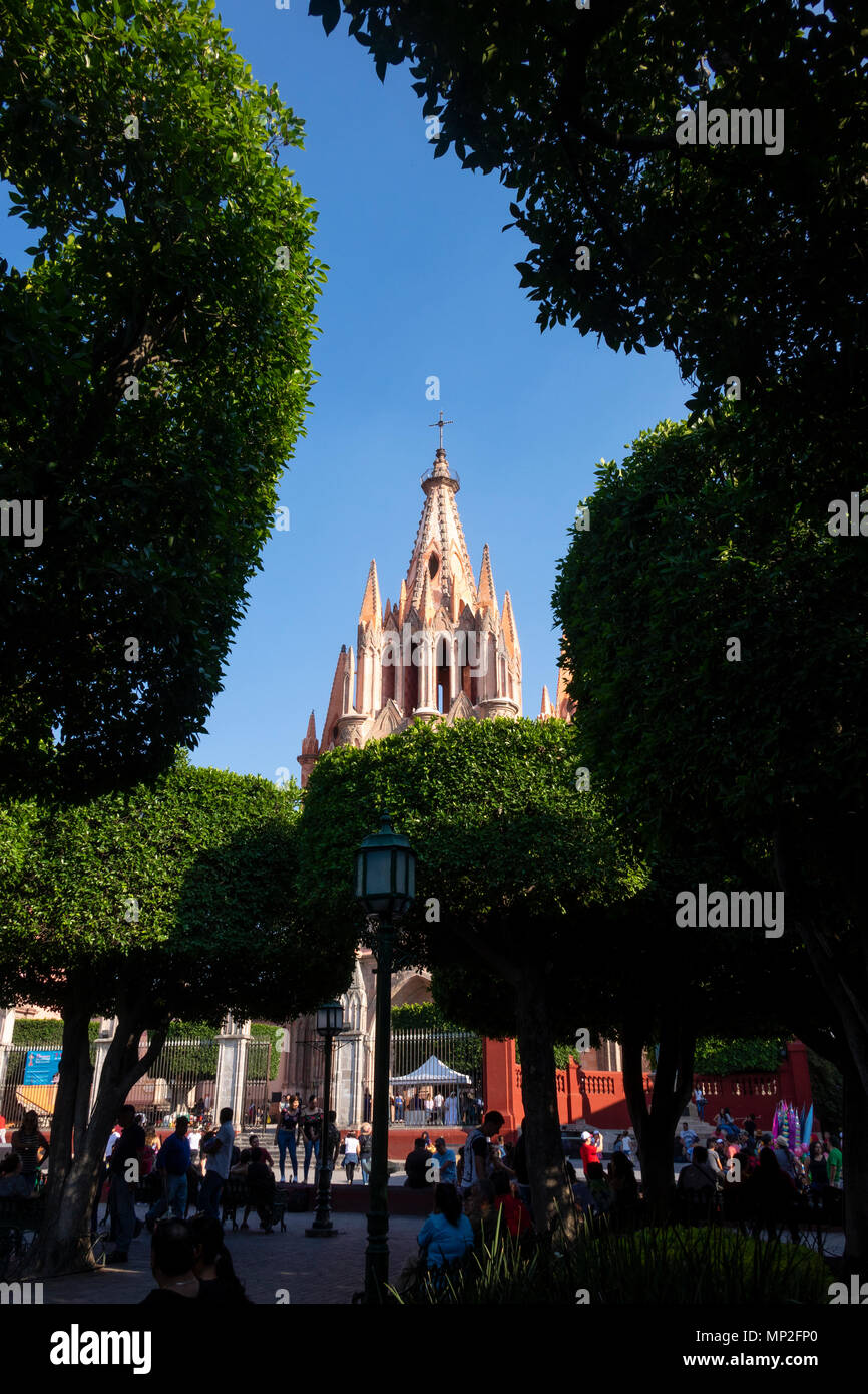 La Parroquia de San Miguel Arcángel visto dal Jardin nel centro di San Miguel De Allende in Messico Foto Stock