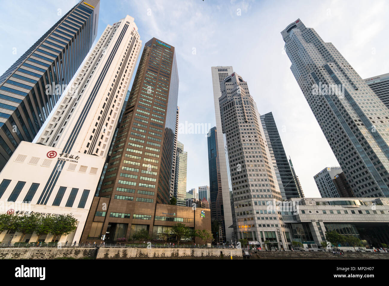 Singapore - 13 Maggio 2018: uffici bancari della Banca di Cina, Maybank e Standard Chartered linee il fiume di Singapore, una grande area busuiness in Asia Foto Stock