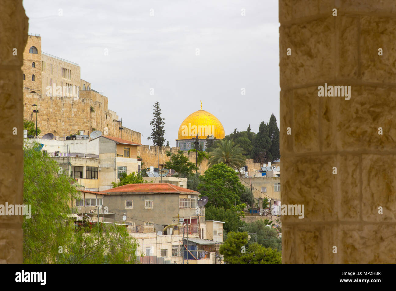 Una vista della Cupola della Roccia sulla Spianata delle Moschee di Gerusalemme in tutta la città dal tetto dell'antica Caifa's Palace Foto Stock