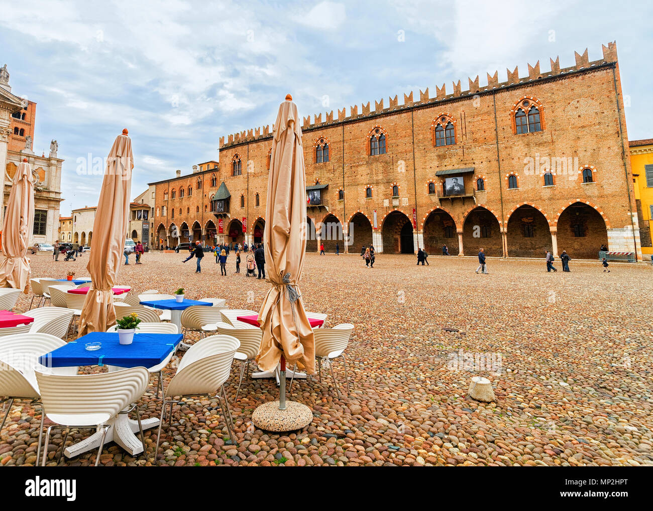 Mantova, Italia - 22 Ottobre 2016: Street cafe su Piazza piazza Mantegna a Mantova, Lombardia, Italia Foto Stock