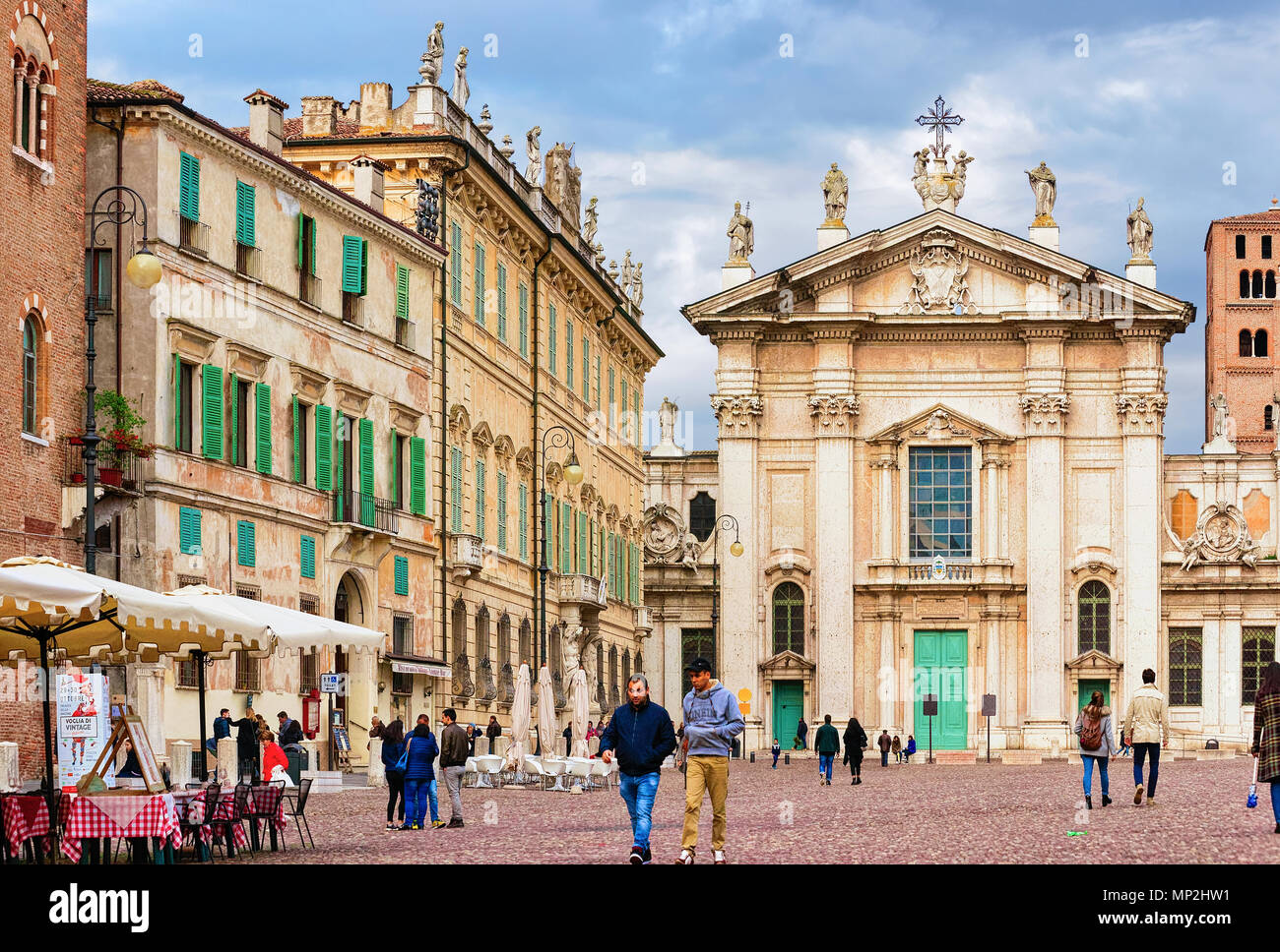 Mantova, Italia - 22 Ottobre 2016: persone alla chiesa di Sant'Andrea in Piazza piazza Mantegna a Mantova, Lombardia, Italia Foto Stock