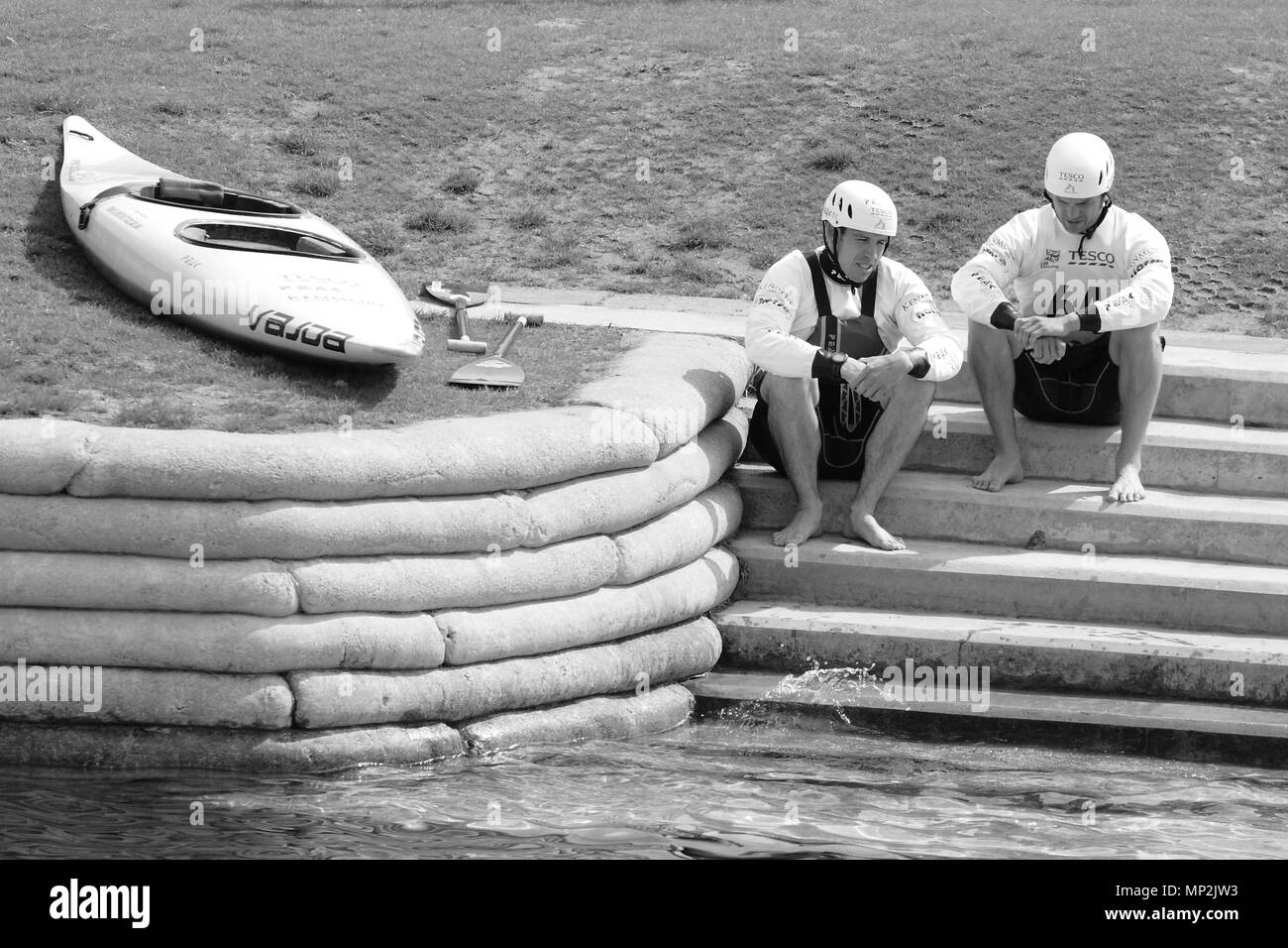 Canoa - Tesco Canoa Slalom 2012 comprese le prove di selezione per la Gran Bretagna team ai Giochi olimpici - Tim Baillie e Ettienne Stott discutere le tattiche in pratica stagno sul Lee Valley White Water Centre, Hertfordshire 14 Aprile 2012 --- Image by © Paolo Cunningham Foto Stock