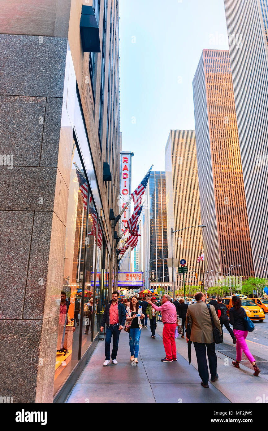 New York, Stati Uniti d'America - 06 Maggio 2015: la gente a piedi dalla Radio City Music Hall a 6th Avenue a New York. Radio City esiste dal 1932 ed è registrato negli Stati Uniti Foto Stock