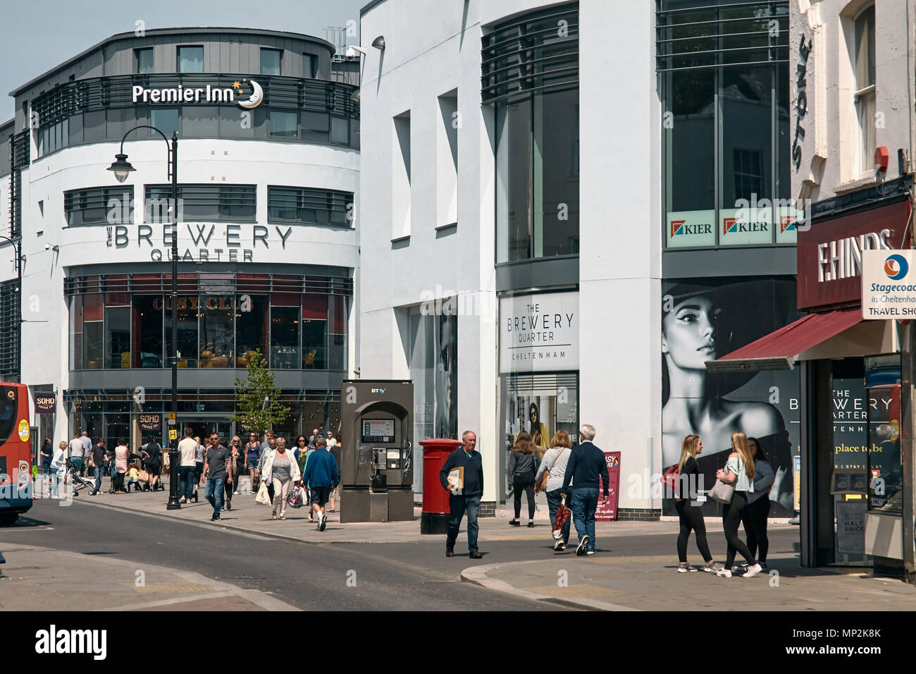 Esterno della birreria trimestre retail e di sviluppo per il tempo libero e per lo shopping sulla parte inferiore high street, Cheltenham, Gloucestershire. Foto Stock