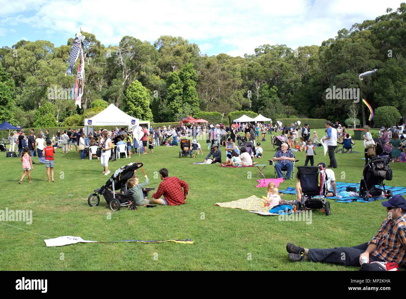 Persone in parco nella città australiana di Coffs Harbour e Giardino Botanico. Persone di tutte le età godendo di giorno in bambini giapponesi il giorno del Festival. Bambini Foto Stock