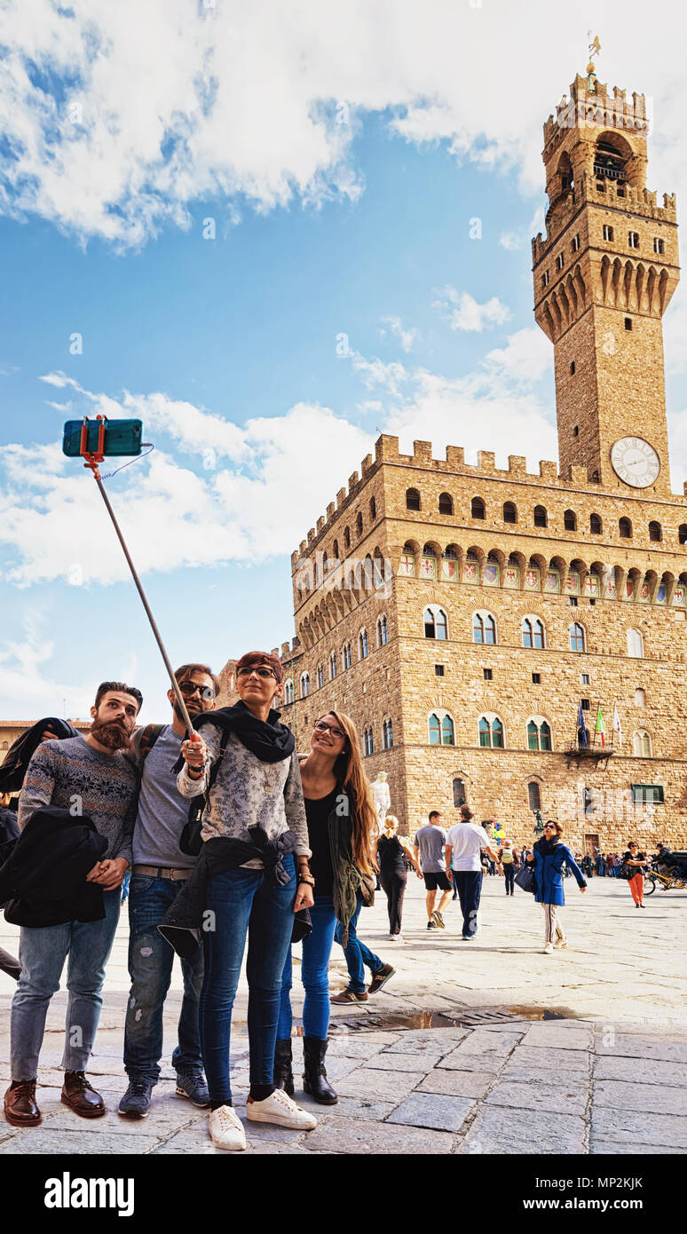 Firenze, Italia - 15 Ottobre 2016: persone rendendo selfie a Palazzo Vecchio, Palazzo Vecchio sulla Piazza della Signora, Piazza della Signoria a Firenze in esso Foto Stock