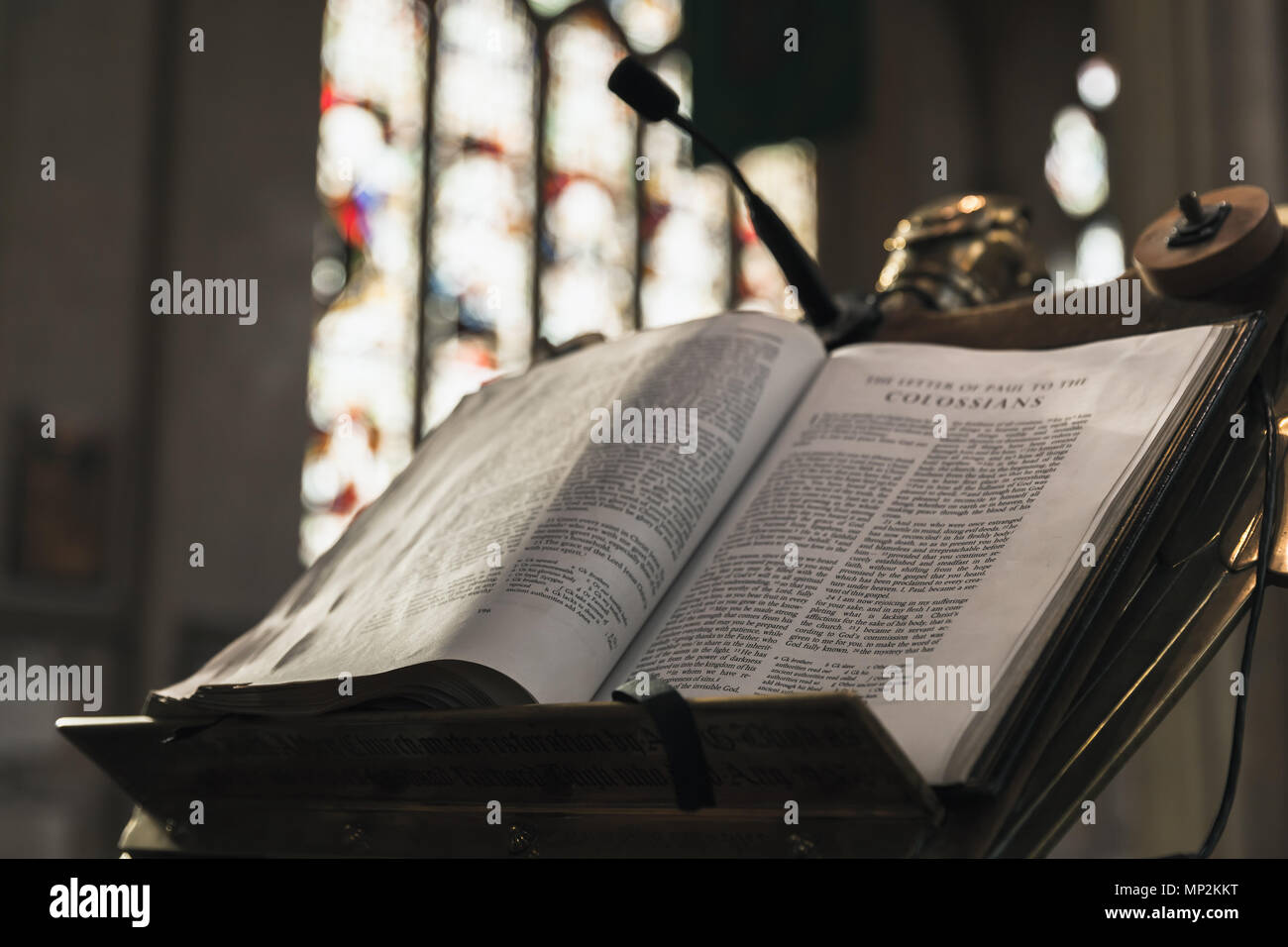 Bath, Regno Unito - 2 Novembre 2017: aprire la Bibbia stabilisce nella chiesa abbaziale di San Pietro e San Paolo, comunemente noto come Abbazia di Bath Foto Stock