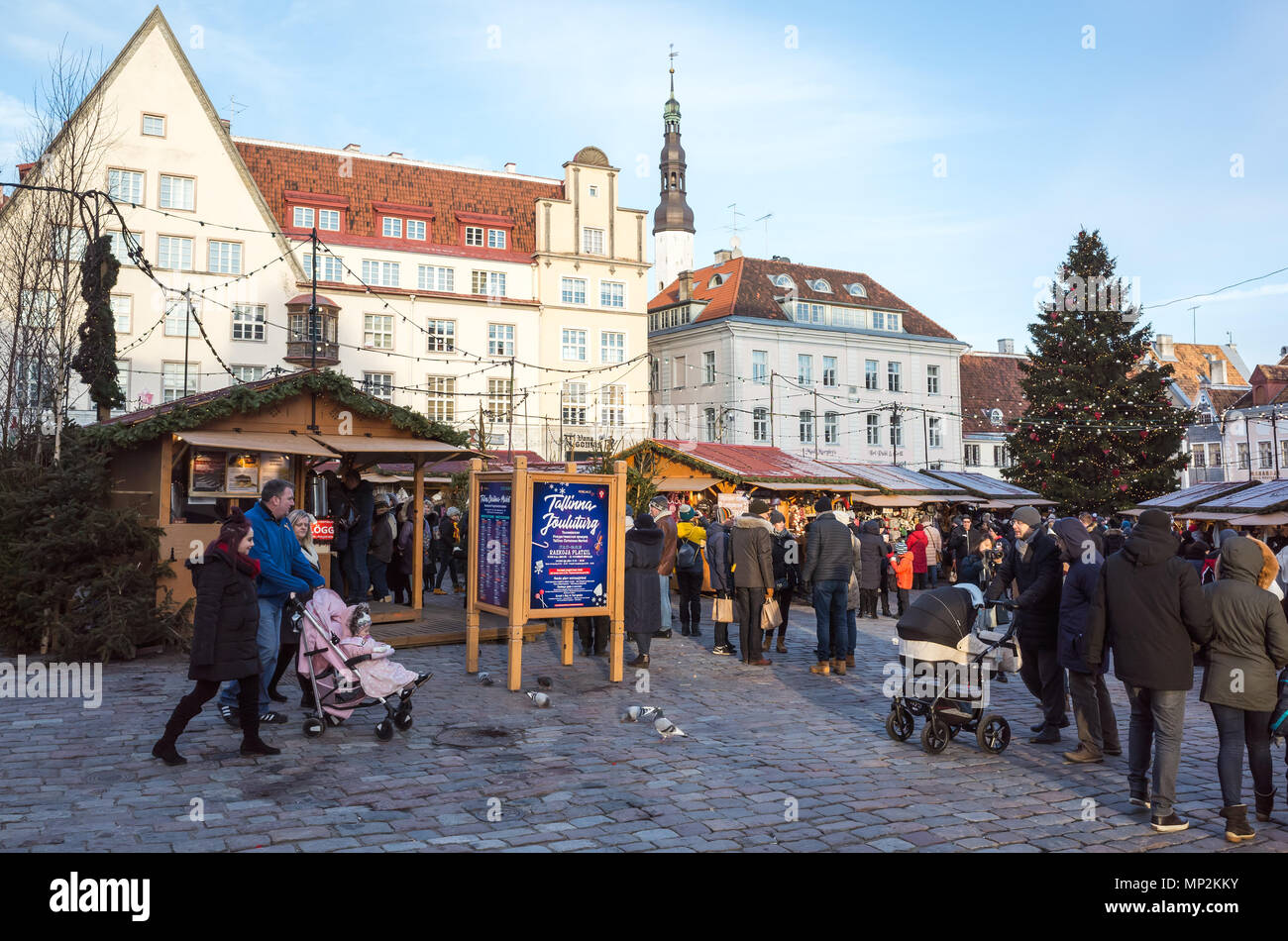 Tallinn, Estonia - 31 dicembre il mercatino di Natale sulla Raekoja plats. Centrale di Piazza del Municipio di Tallinn vecchia con pochi turisti Foto Stock