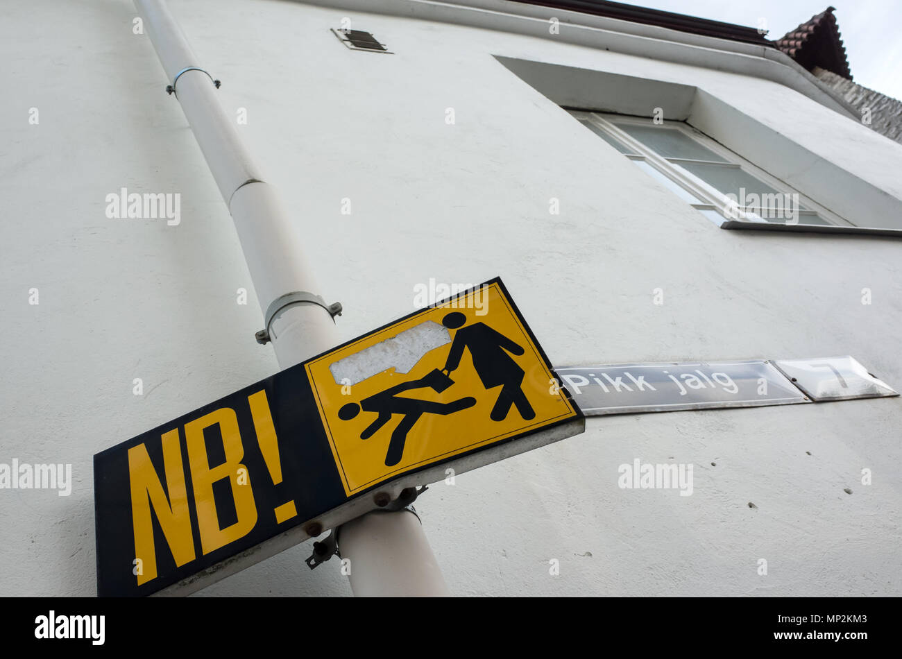 Tallinn, Estonia - 31 dicembre 2017: NB! Scippo. Segnale di avvertimento per i turisti e per i residenti. Ladro afferra il sacchetto Foto Stock