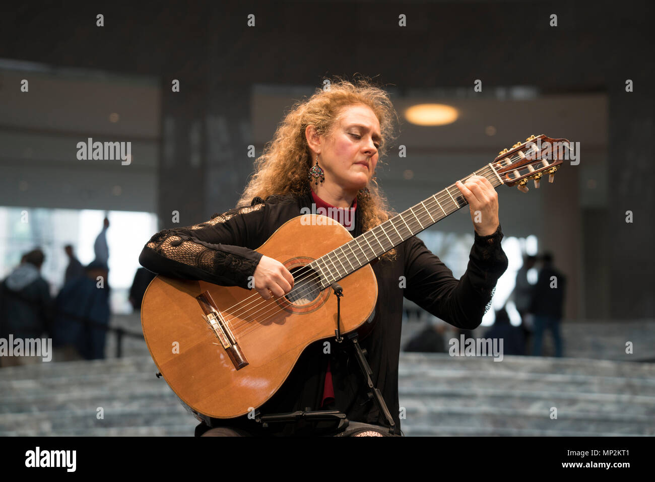 Il 17 maggio 2018, Marija Temo eseguita nel giardino d'inverno al posto di Brookfield nel Battery Park City come parte della New York Guitar Festival. Foto Stock