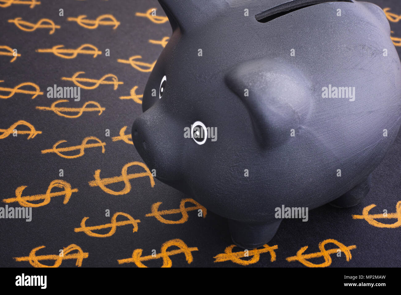 Nero salvadanaio e segni di dollaro. Close up. Foto Stock