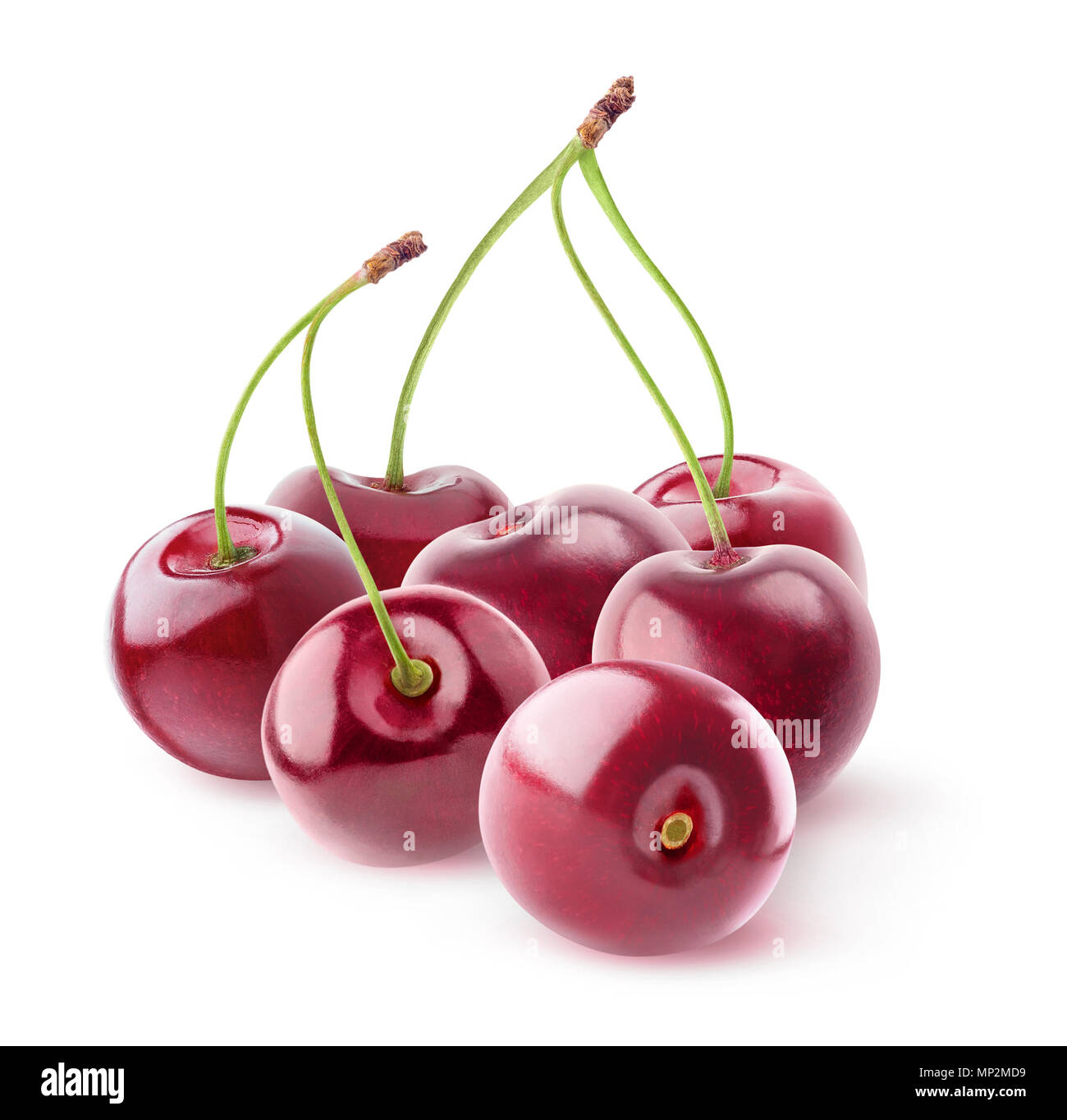 Le ciliegie isolato. Pila di ciliegio dolce frutta con steli curvi isolato su sfondo bianco con tracciato di ritaglio Foto Stock