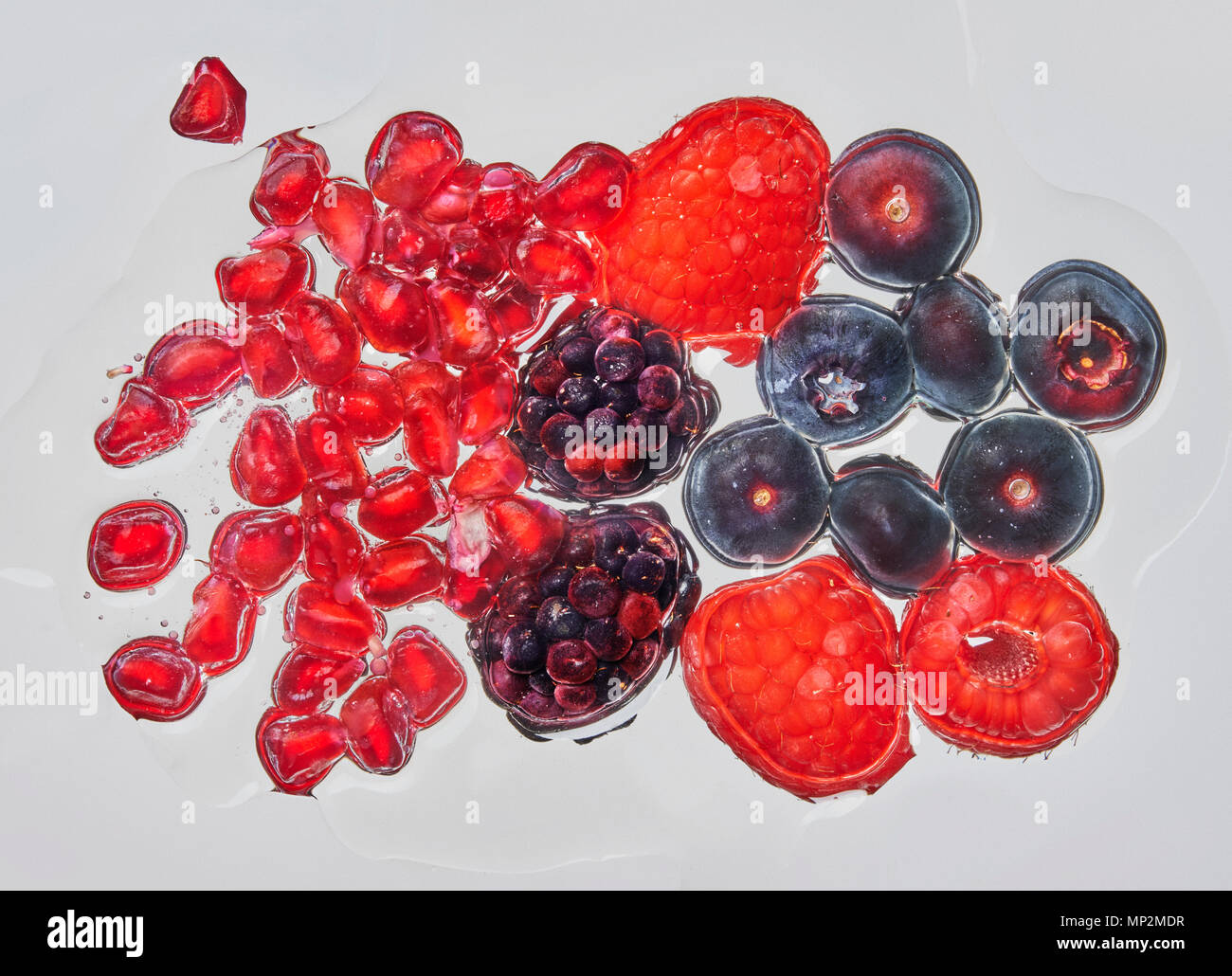 Berry e melograno colpo da sotto Foto Stock