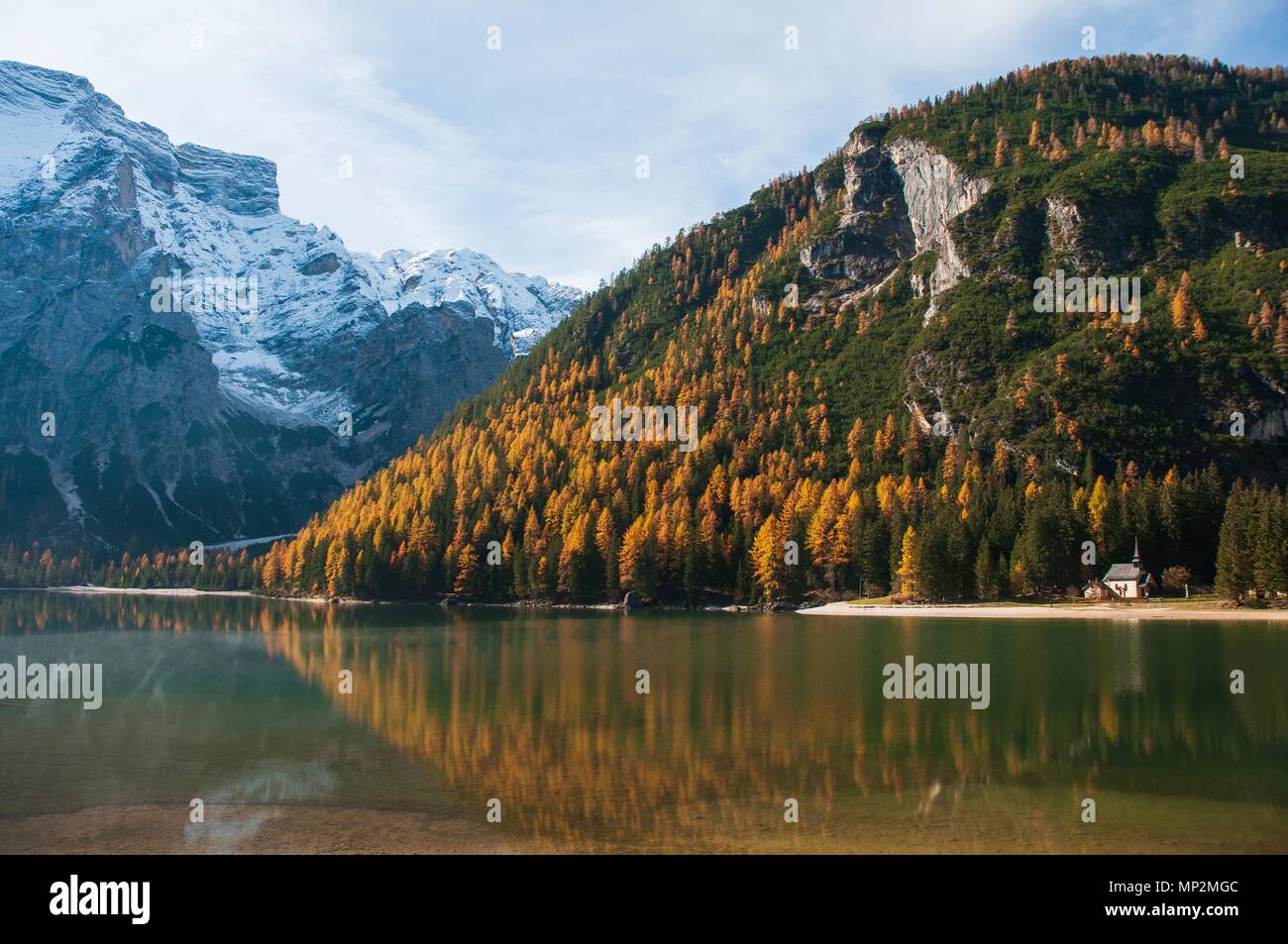 Bella vista del sito patrimonio mondiale dell'Unesco Lago di Braies in autunno, Dolomiti, Italia Foto Stock