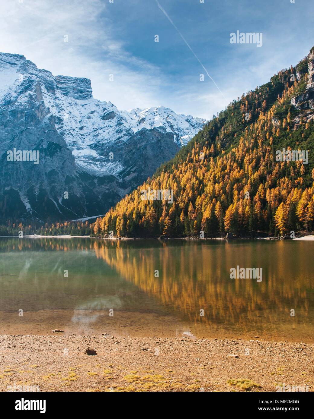 Bella vista del sito patrimonio mondiale dell'Unesco Lago di Braies in autunno, Dolomiti, Italia Foto Stock