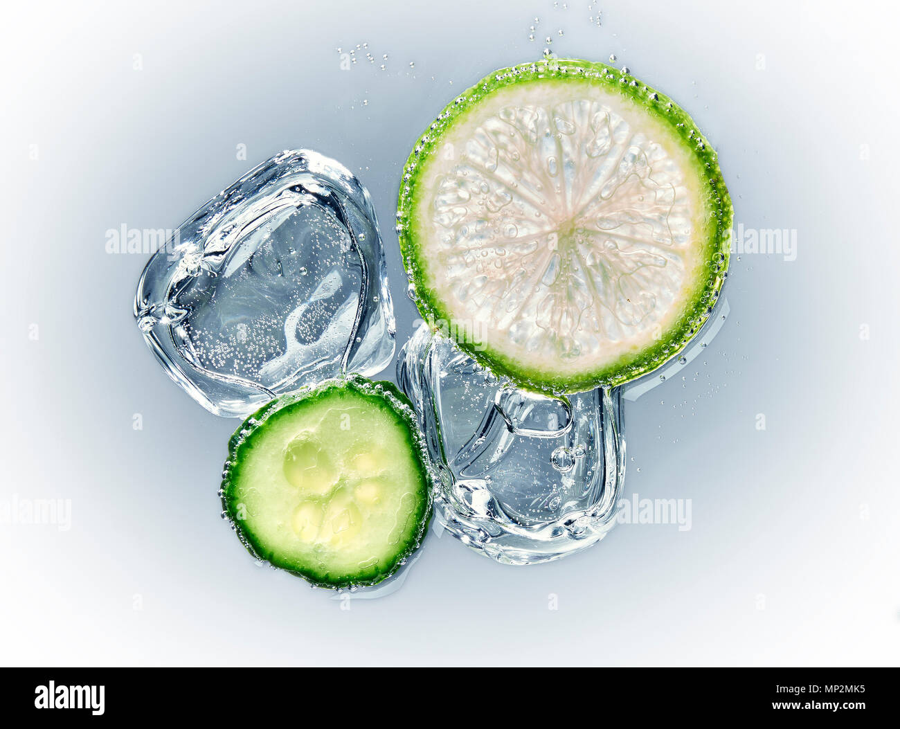 Il limone con ghiaccio tiro da sotto Foto Stock
