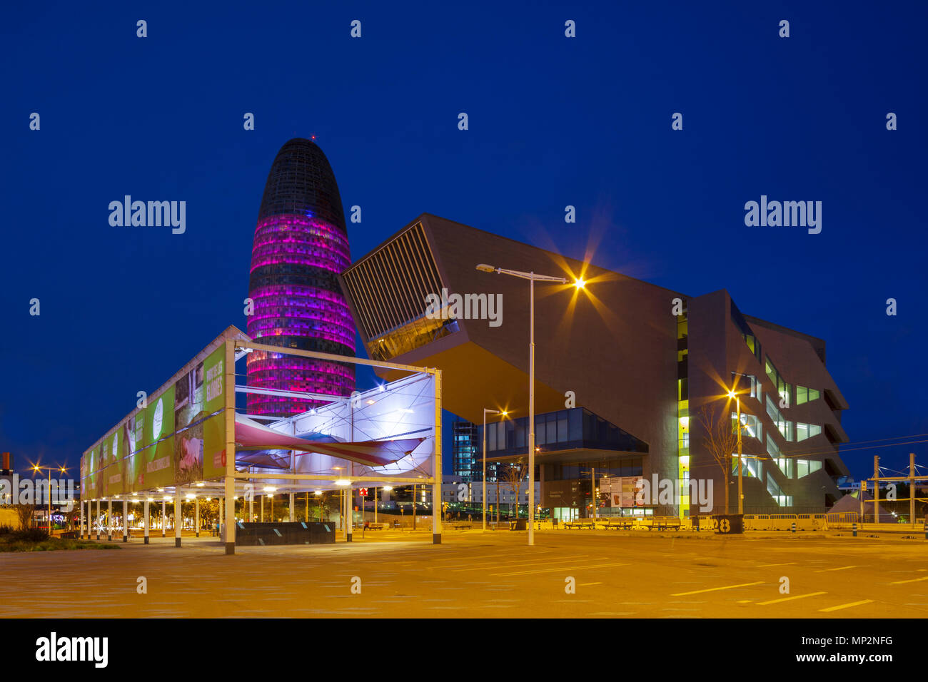 Torre glorie (Torre Agbar) da Jean Nouvel. Barcelona Centre de Disseny, Plaça de les Glories. Barcellona. Foto Stock