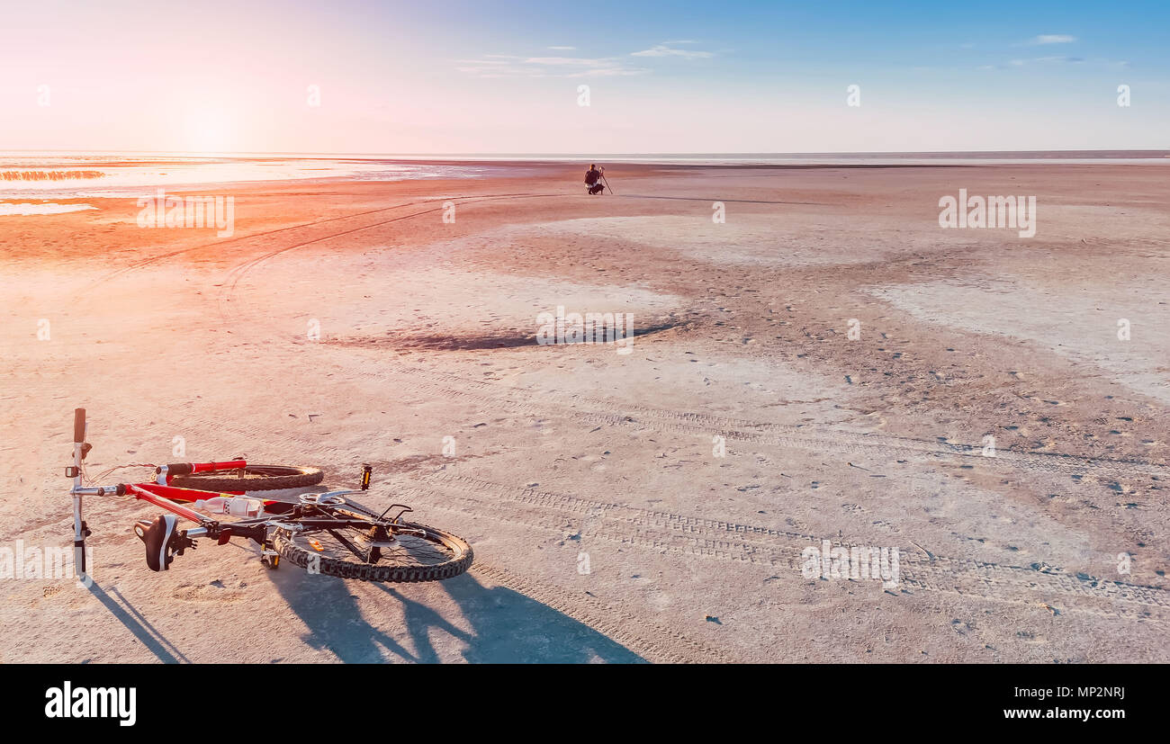 Fotografo prende la foto del tramonto vicino Salar in serata Foto Stock