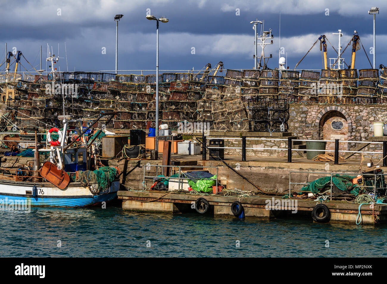 Lobster Pot ammucchiati accanto al porto a Brixham, Devon, Regno Unito. 2018. Foto Stock