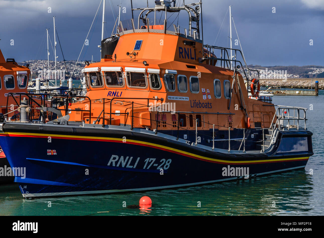 RNLI Severn-class scialuppa di salvataggio 17-28 a Brixham Harbour, Torbay, Devon, marzo 2018. Foto Stock