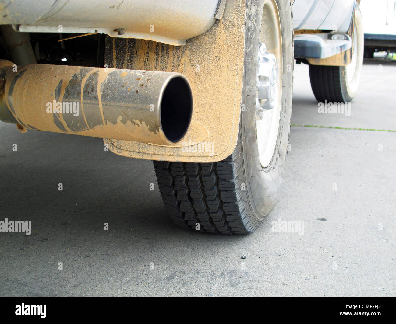 Pneumatici, condotto di scarico e il tubo di scarico del carrello di prelievo dopo quattro Wheeling in Utah Deserto Rosso fango Foto Stock