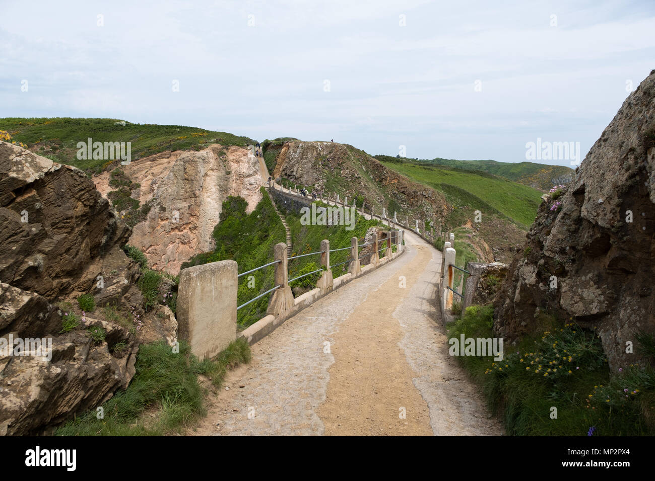 La Coupée, la Causeway che unisce Sark a poco Sark nelle isole del Canale. Foto Stock