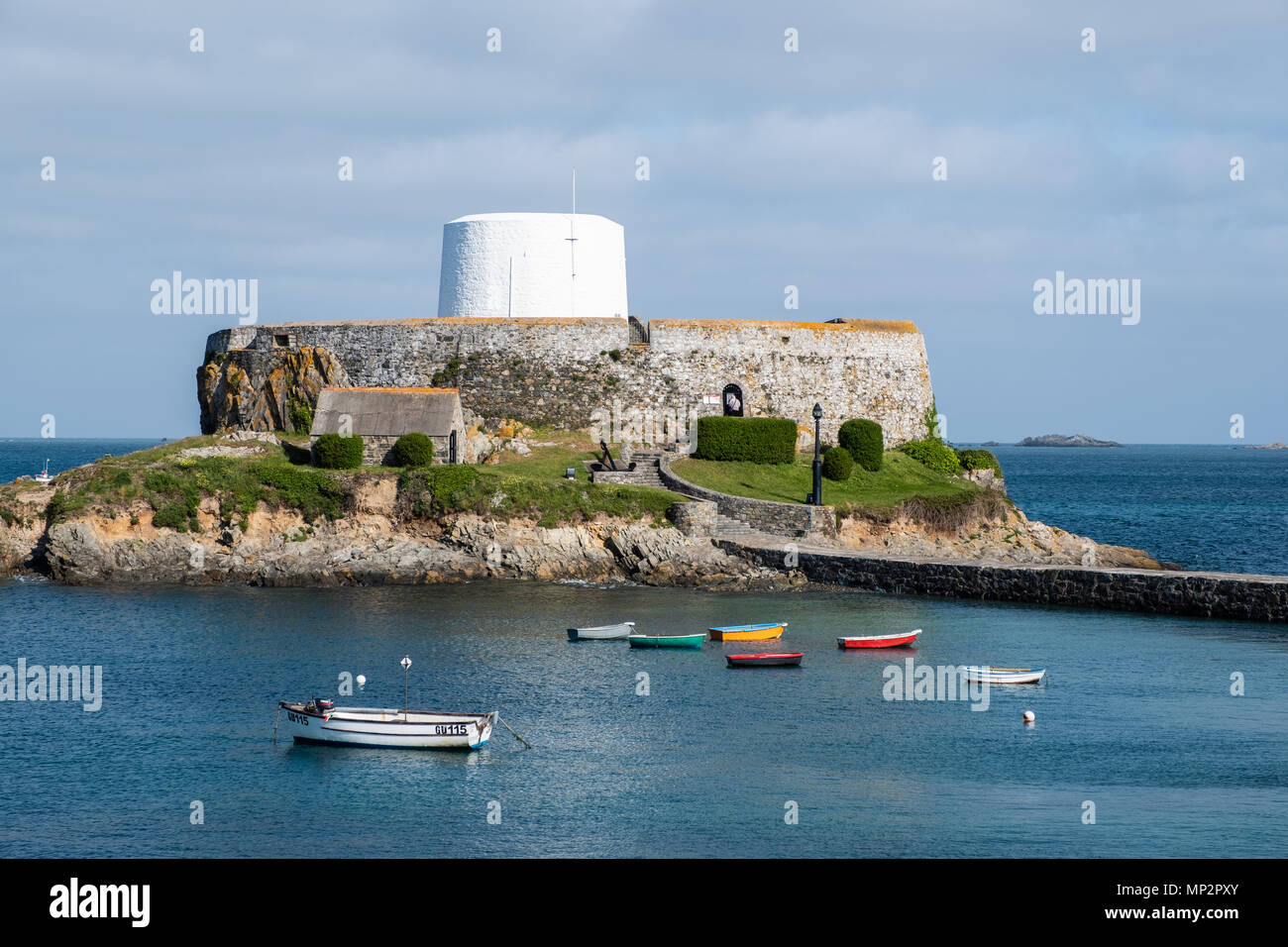 Fort Grey, localmente noto come 'tazza e piattino', un martello tower in Rocquaine Bay, Guernsey. Foto Stock