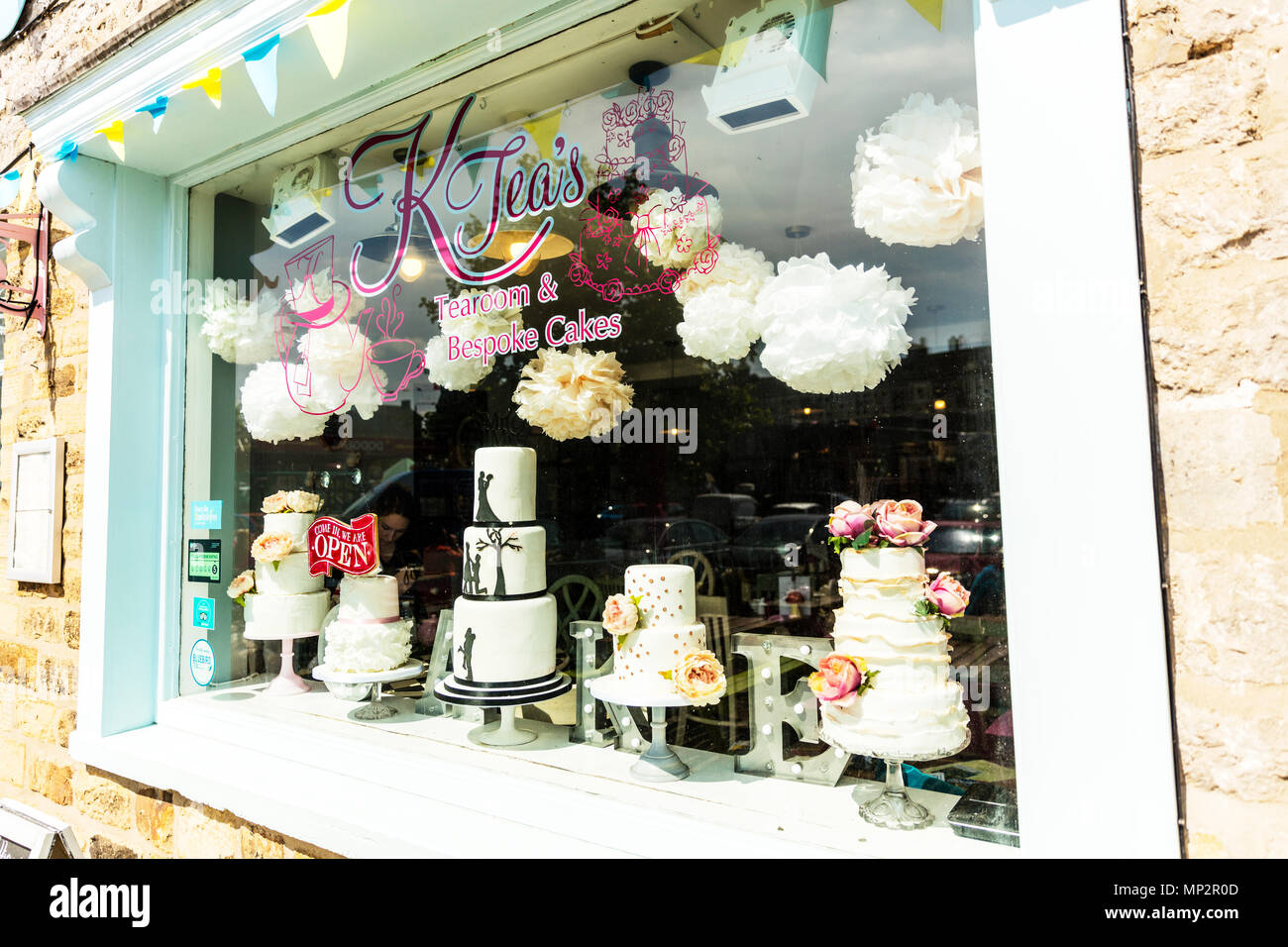 Torta di Nozze shop, negozio di dolci, panettieri, bespoke negozio di dolci, torte personalizzate, tea shop Yorkshire, tea shop Leyburn UK, torte nuziali, cake shop, finestra Foto Stock