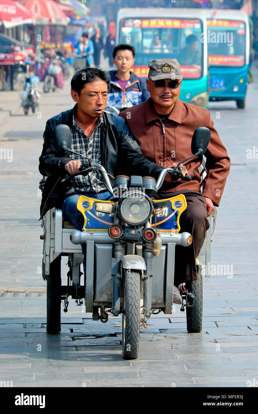 Taxi a tre ruote, Città antica di Pingyao, Provincia di Shanxi, Cina, Asia Foto Stock