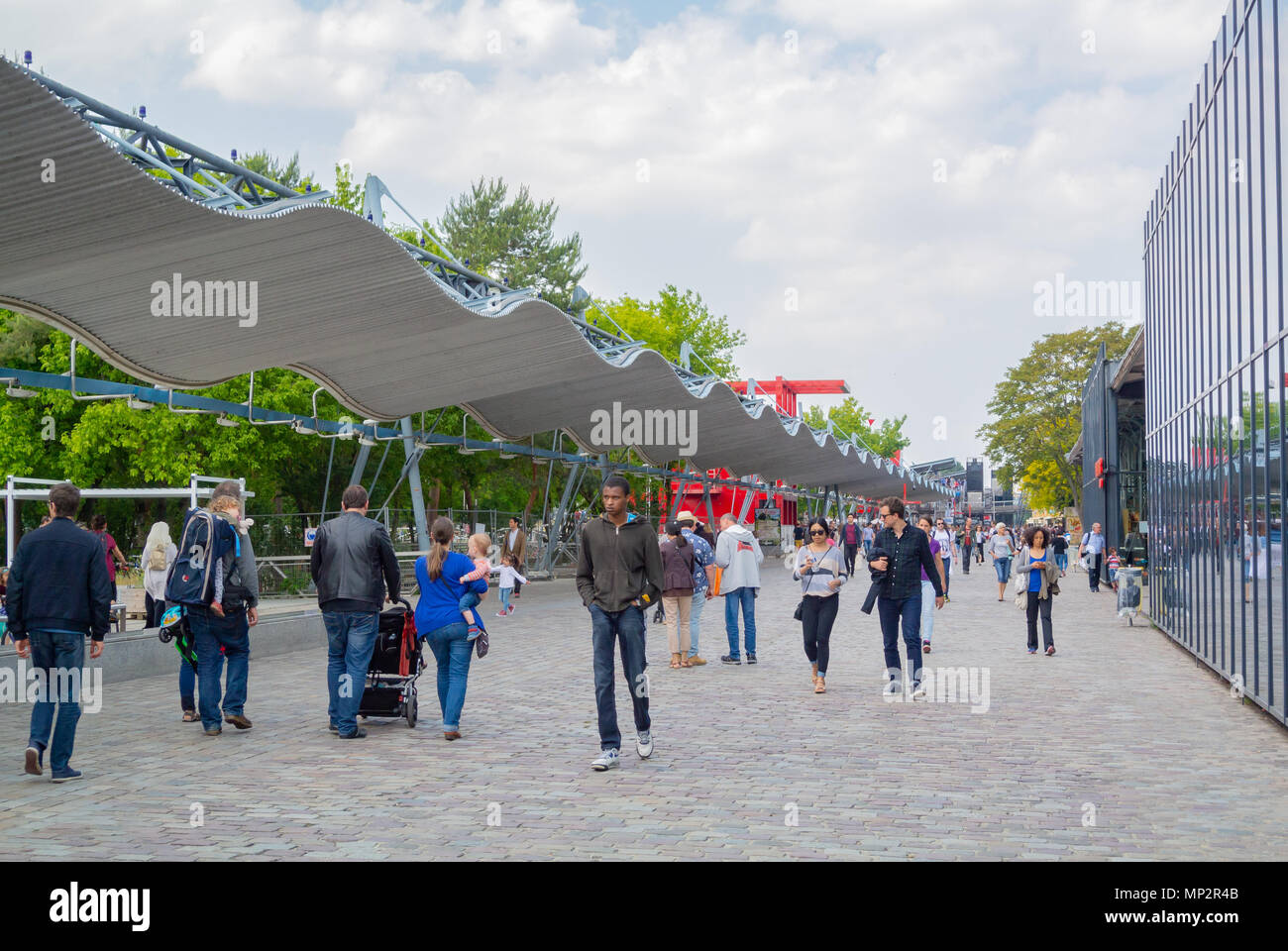 Persone presso il Parc de la Villette, Parigi, Francia Foto Stock