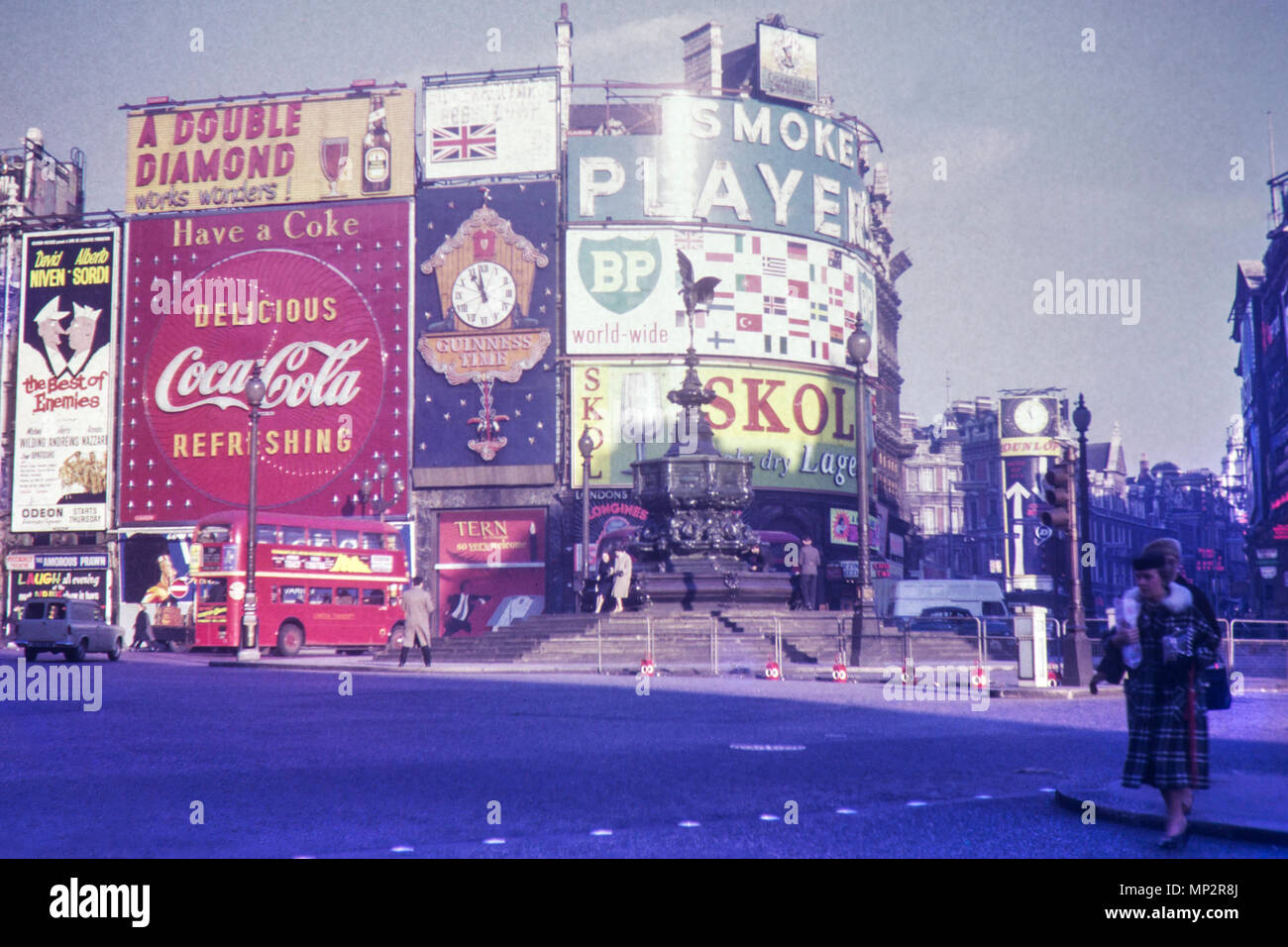 Luce invernale sulla Piccadilly Circus, a Londra nel dicembre 1961 Foto Stock